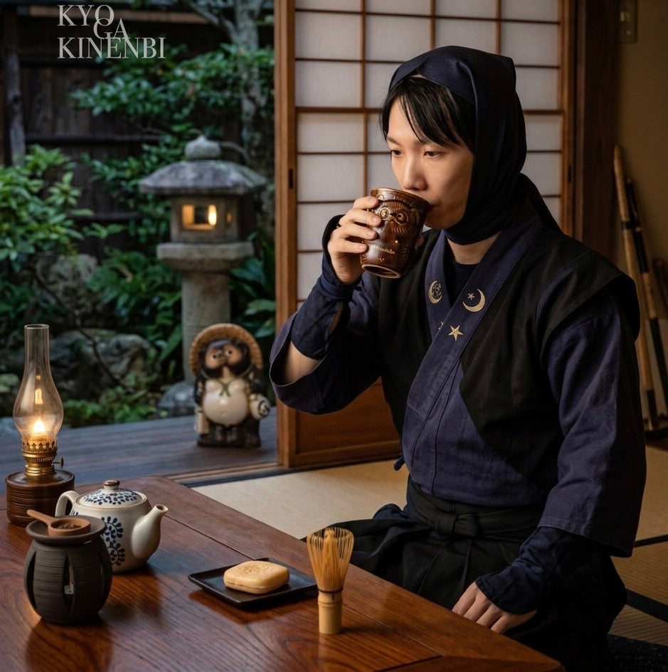 名入れギフト専門店「キョウガキネン日」が厳選仕入れした滋賀・マルタ陶喜の信楽焼の湯呑みでお茶を飲む店主のイメージ画像。大切な記念日の贈り物・プレゼントにおすすめの和食器。