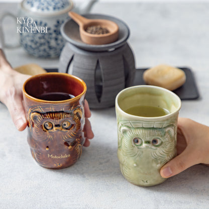 招福狸のモーニング ｜ 信楽焼 狸 湯呑み（単品） 選べる2色 370ml シングルアイテム Kyogakinenbi 名入れギフト専門店 キョウガキネン日